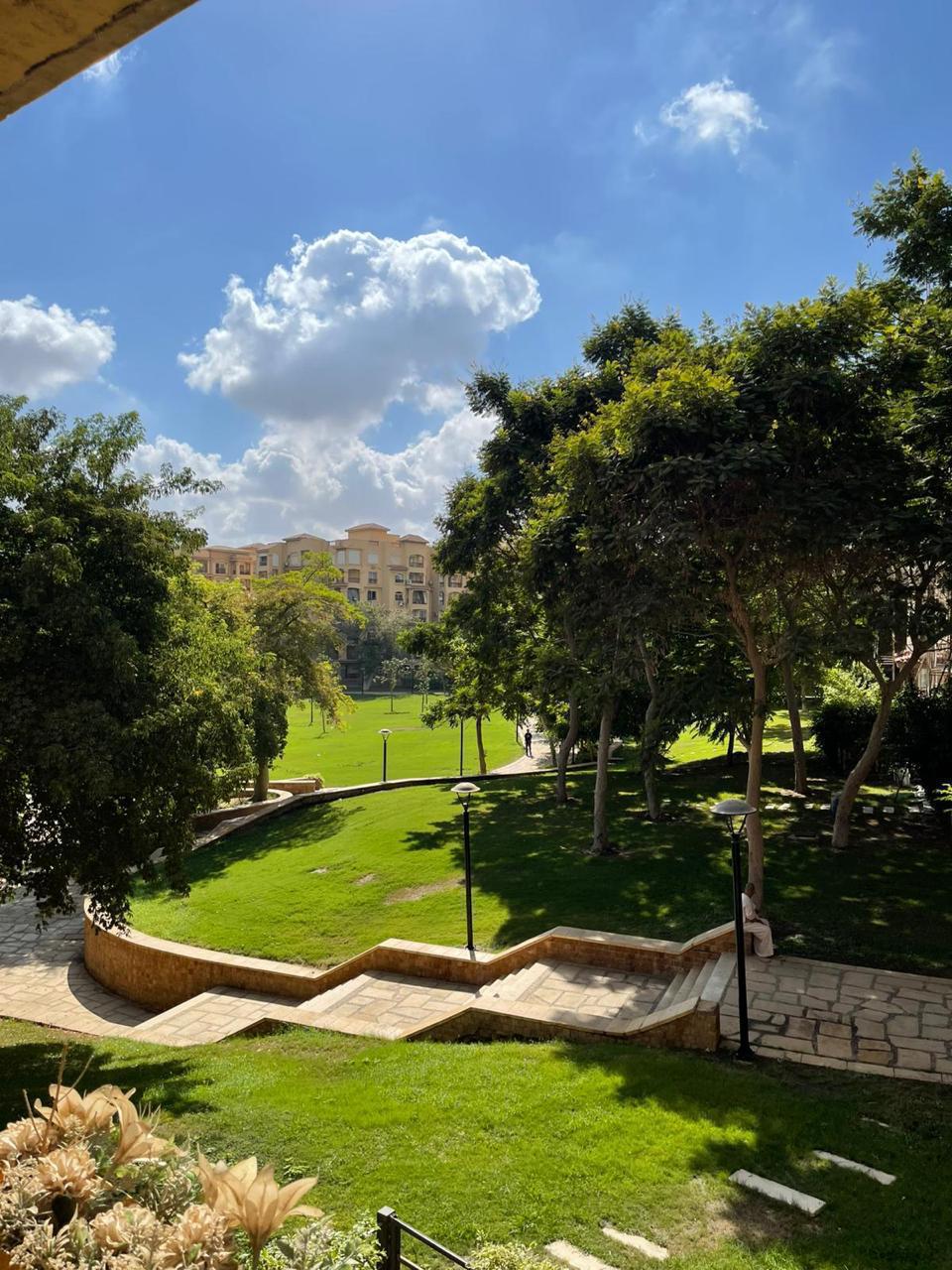 للبيع كاش شقة في مدينتي بمساحة 200 م2 تشطيب خاص استلام فوري 