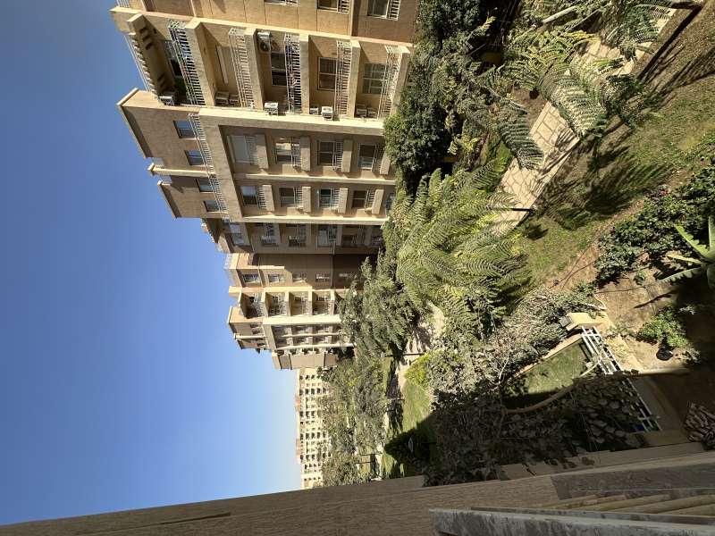 شقة في مدينتي 133 م2 للإيجار قانون جديد على حديقة صغيرة تشطيب خاص 17,000 ج 