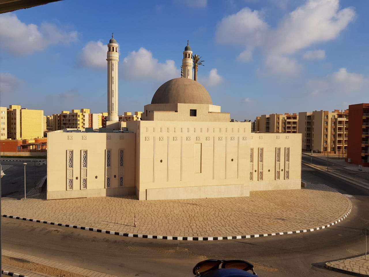 شقة في مدينتي 116 م2 للإيجار قانون جديد بحري على حديقة صغيرة تشطيب سوبر لوكس 12,000 ج 