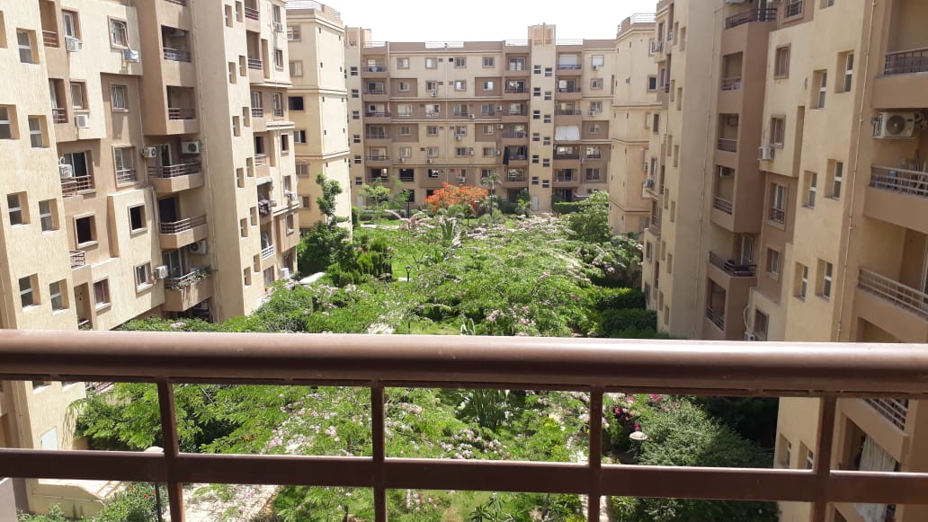 للإيجار قانون جديد شقة في مدينتي بمساحة 131 م2 تشطيب خاص 