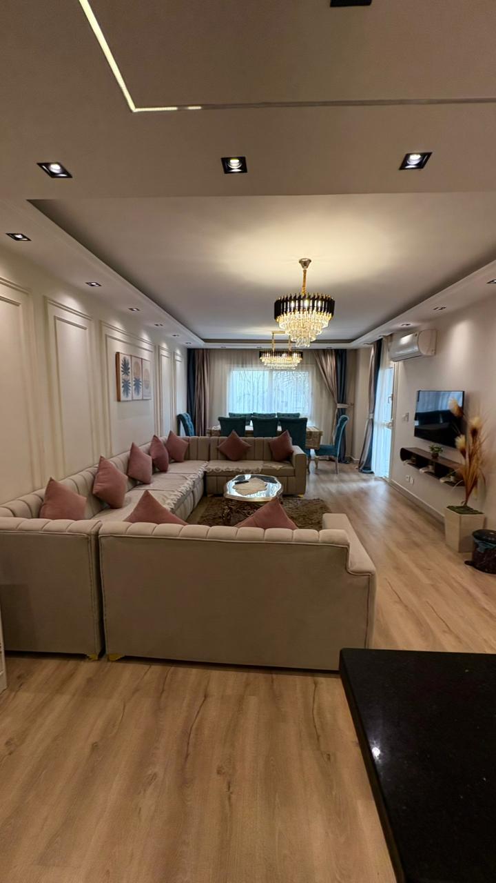 شقة في مدينتي 140 م2 للإيجار مفروش على حديقة كبيرة تشطيب سوبر لوكس 40,000 ج 