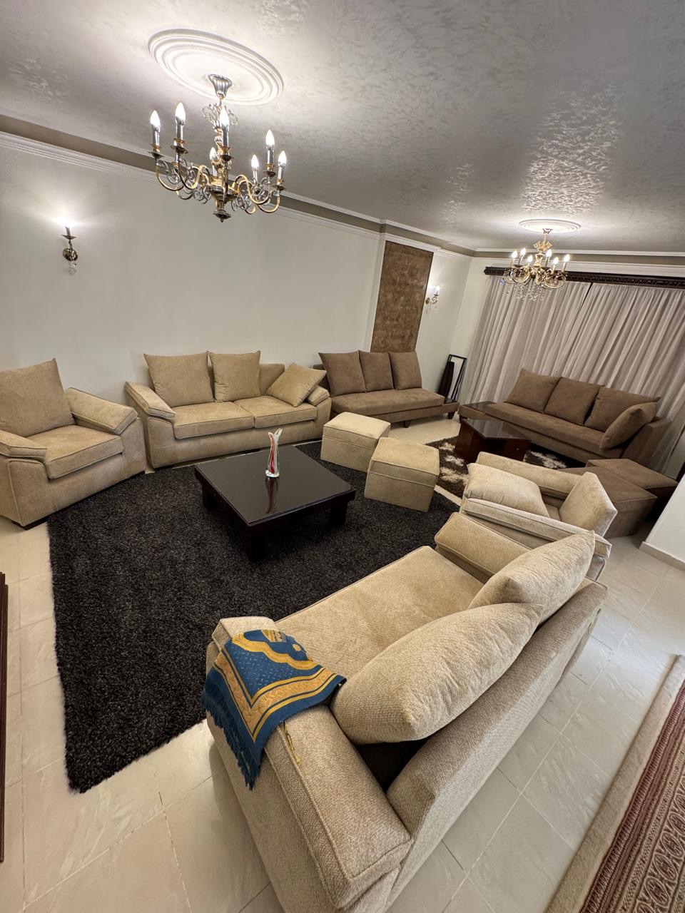 للإيجار مفروش شقة في مدينتي بمساحة 250 م2 تشطيب خاص 