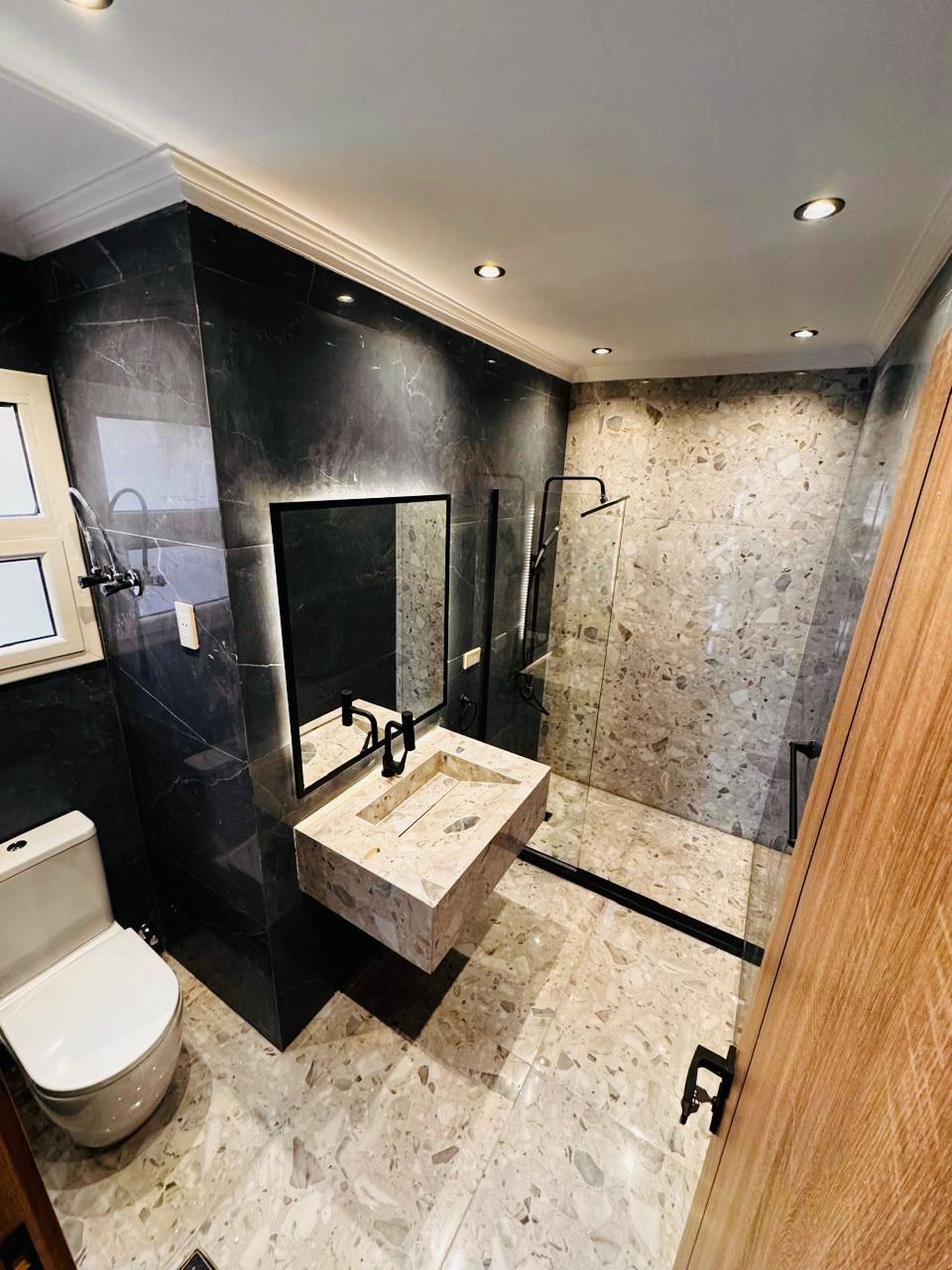 للبيع كاش شقة في مدينتي بمساحة 165 م2 تشطيب سوبر لوكس استلام فوري 