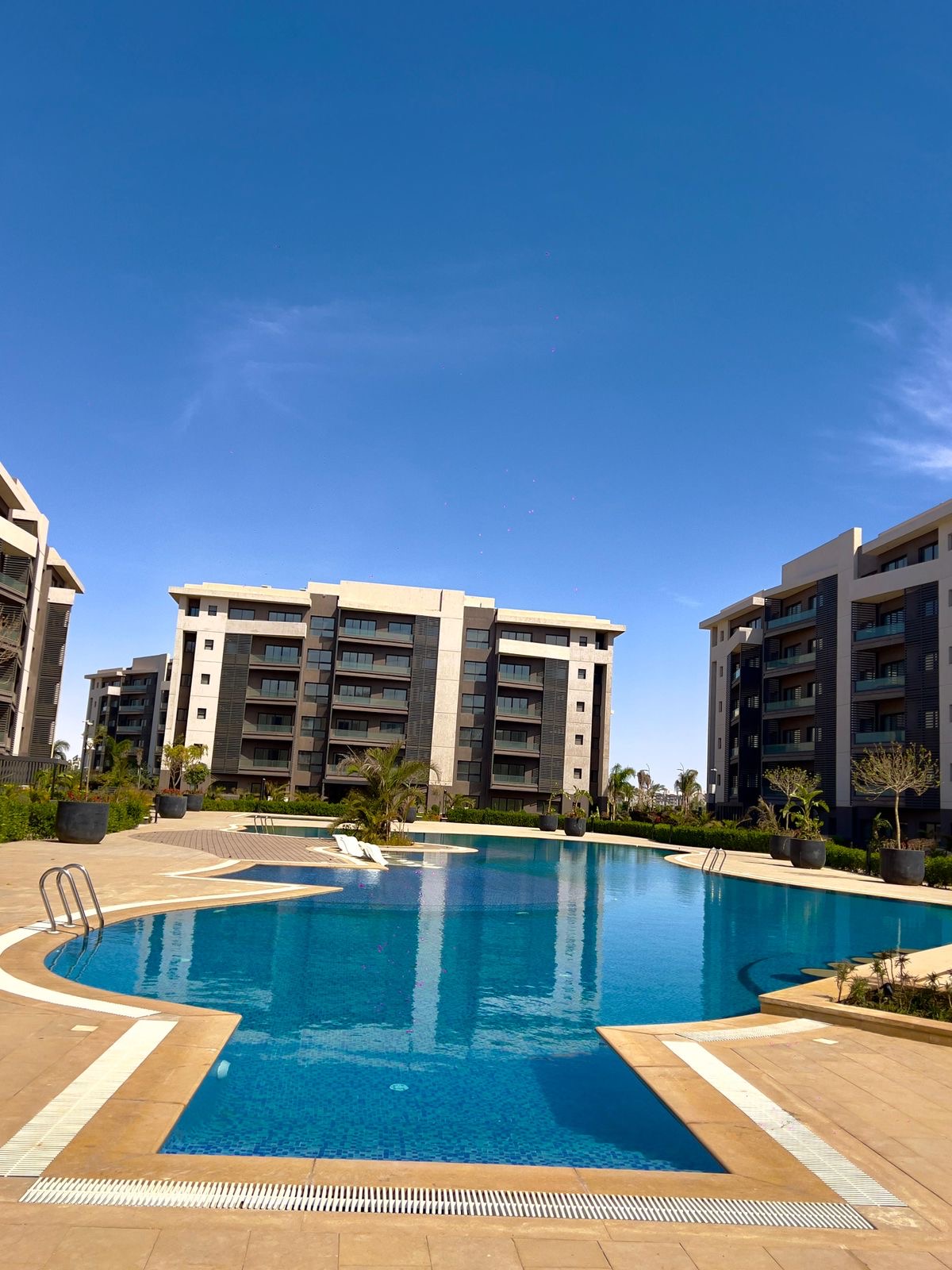 شقة في مدينتي 188 م2 للبيع كاش بحري على حمام السباحة تشطيب خاص استلام فوري 16,810,000 ج 